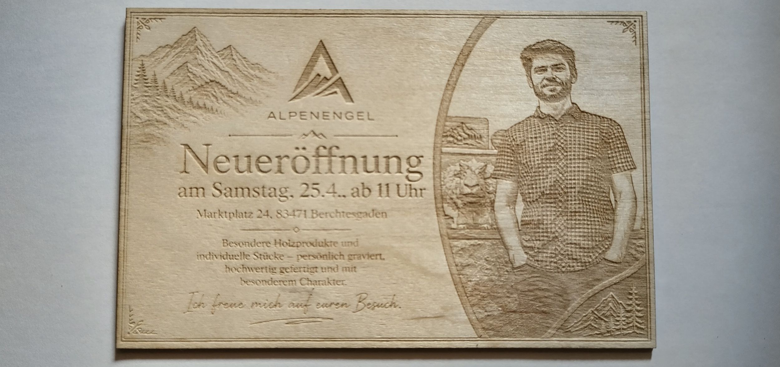 Gravierte Holztafel zur Neueröffnung mit Alpenengel Motiv
